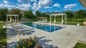 ein Swimmingpool mit Liegestühlen und ein Haus in der Unterkunft Villa Marino in Terranuova Bracciolini