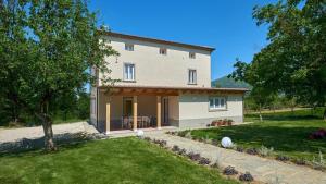einem externen Blick auf ein Haus mit Hof in der Unterkunft Villa Marino in Terranuova Bracciolini