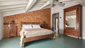 Schlafzimmer mit Ziegelwand und Bett in der Unterkunft Villa Marino in Terranuova Bracciolini + 42 Fotos