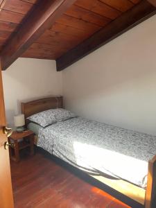 カリアリにあるCasa Marina 2の木製の天井が特徴のベッドルーム1室(ベッド1台付)