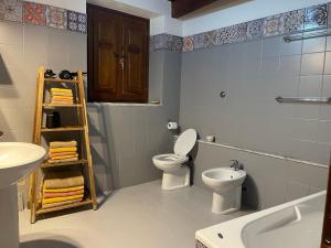 カリアリにあるCasa Marina 2のトイレと洗面台付きのバスルーム