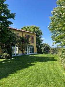 a large yard in front of a house at La Meirana - Cottage delle Vigne in Gavi