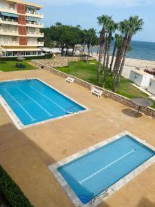 Una vista aérea de una piscina junto al océano. en Delícies Mar apartamento, en Sant Carles de la Ràpita