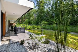 een tuin met een bank in het midden van een tuin bij Apartamenty Baltic Marina in Międzywodzie