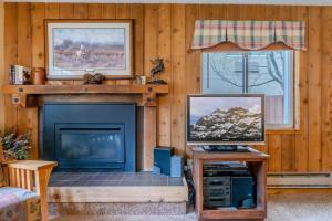 Μια τηλεόραση ή/και κέντρο ψυχαγωγίας στο Lodgepole Condo Unit 5