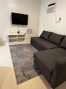 Una sala de estar con un sofá y un televisor de pantalla plana. en Your Place in South Florida, en Davie