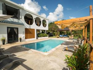 una piscina nel cortile di una casa di The Serene House Bed & Breakfast a Luquillo
