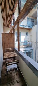 un balcon avec une table de pique-nique et un banc dans l'établissement Studio proche Capitole - Terrasse - Wifi - TV, à Toulouse