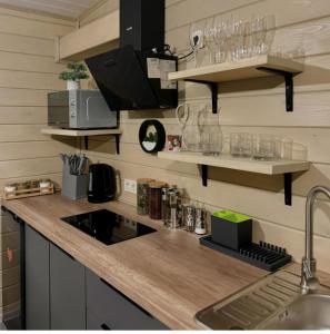 una cocina con encimera y estanterías con gafas en stream housee, en Slavske