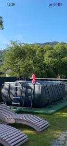 Una gran balsa inflable con una escalera al lado de un bote. en stream housee, en Slavske