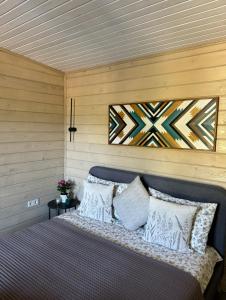 Un dormitorio con una cama azul con almohadas. en stream housee, en Slavske