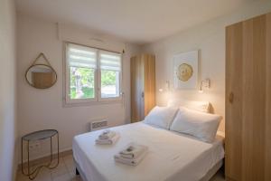 Ένα ή περισσότερα κρεβάτια σε δωμάτιο στο Appartement Rayol-Évasion vue mer - Welkeys