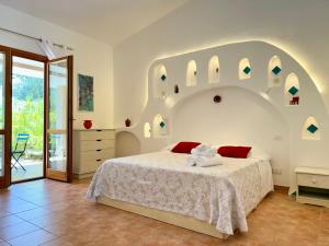 Green Hotel "I Mandorli di Dommos"客房内的一张或多张床位