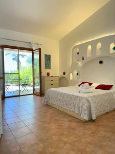 Green Hotel "I Mandorli di Dommos"客房内的一张或多张床位