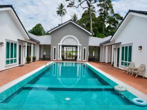 Piscina de la sau aproape de Homestay Singgah Villa Kkb, Selangor