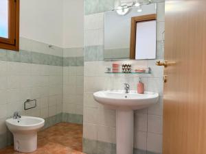 Koupelna v ubytování Green Hotel "I Mandorli di Dommos" + 37 fotografií