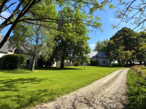 una strada sterrata di fronte a una casa di Maison Monts d’Arree 3 chambres a Sizun