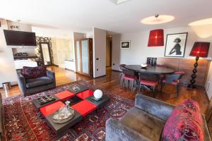 Ruang duduk di The Twelve Hotel