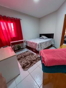 Ένα ή περισσότερα κρεβάτια σε δωμάτιο στο Quarto Aconchegante II