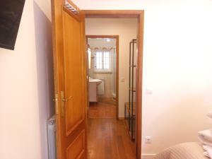Ένα μπάνιο στο Cozy and Quiet Private Room in Nazaré - Independent Access +1 φωτογραφίες