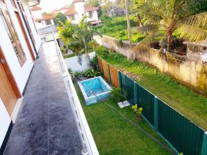 Bazén v ubytování Tropical Suites - Airport Transit Residence nebo v jeho okolí