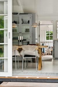 Η κουζίνα ή μικρή κουζίνα στο Classic Vejby Home With Light, Calm And Nature