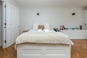 Voodi või voodid majutusasutuse Bright Studio with Park Views - London Fields toas