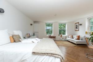 Voodi või voodid majutusasutuse Bright Studio with Park Views - London Fields toas