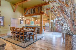 una sala da pranzo e una cucina con tavolo e sedie di Snow Creek Lodge a West Yellowstone