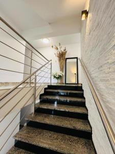 una escalera en una casa con escalera en pokoje rojal, en Krynica Morska