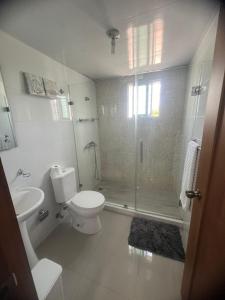 Koupelna v ubytování Moderno y amplio apartamento en Santiago