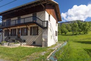 une maison avec un balcon sur le côté dans l'établissement Chaleureuse Fruitière – 8 personnes, à Samoëns