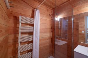 La salle de bains est pourvue d'une douche et d'un mur en bois. dans l'établissement Chaleureuse Fruitière – 8 personnes, à Samoëns 27 autres photos