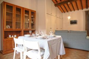 tavolo da pranzo con sedie e bicchieri da vino sopra di Parcheggio gratuito vicino alla Torre di Pisa a Pisa Altre 22 foto