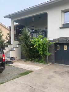 una casa con una porta nera e una pianta di Maison pour 6 personnes avec jardin et piscine ad Artigues-près-Bordeaux