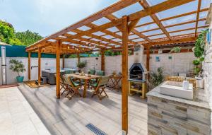 Patio nebo venkovní prostory v ubytování Beautiful Home In Kavran With Kitchen
