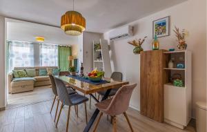 Posezení v ubytování Beautiful Home In Kavran With Kitchen