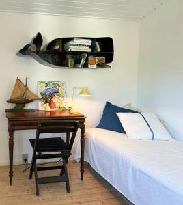 Una cama o camas en una habitación de Panoramic View And Artistic Charm In Hundested