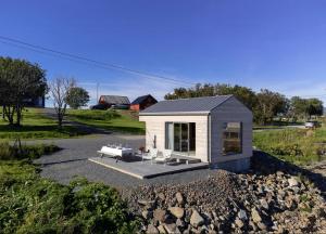 Una pequeña casa blanca sobre una pila de rocas en Tiny Cabin In Vesterålen, en Bø i Vesterålen 5 fotos más