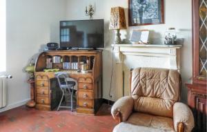 ein Wohnzimmer mit Fernseher und Sessel in der Unterkunft Holiday Home Pleubian Ef-1633 in Pleubian