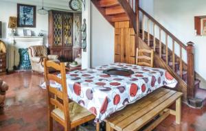 ein Tisch mit einer geblümten Decke darauf in einem Raum in der Unterkunft Holiday Home Pleubian Ef-1633 in Pleubian