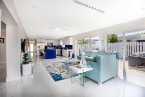 Χώρος καθιστικού στο Casa Blanca - Waterfront Pool Home, Game Room, 45' Dock