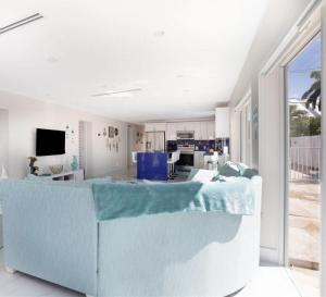 Μια τηλεόραση ή/και κέντρο ψυχαγωγίας στο Casa Blanca - Waterfront Pool Home, Game Room, 45' Dock