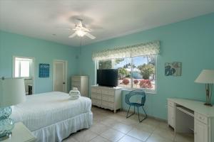 Μια τηλεόραση ή/και κέντρο ψυχαγωγίας στο Blue Marlin House - Waterfront Pool Home, Steps from the Beach, Hot Tub, 210' Dock