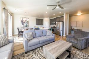 un soggiorno con un divano e un tavolo di Zion Sky Retreat a Washington