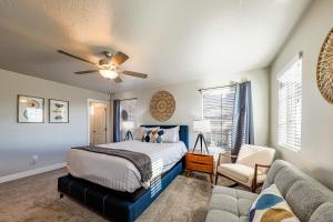 una camera da letto con un letto e un divano di Zion Sky Retreat a Washington Altre 47 foto