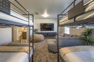 una camera con due letti a castello e un soggiorno di Zion Sky Retreat a Washington