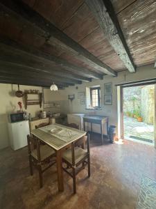 ein Wohnzimmer mit Tisch und Küche in der Unterkunft Corte San Martino in Schio