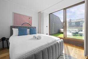 a bedroom with a large bed and a large window at Stunning Luxury Townhouse in Centre of Manchester in Manchester