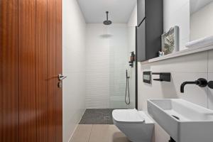 a bathroom with a toilet and a sink and a shower at Stunning Luxury Townhouse in Centre of Manchester in Manchester